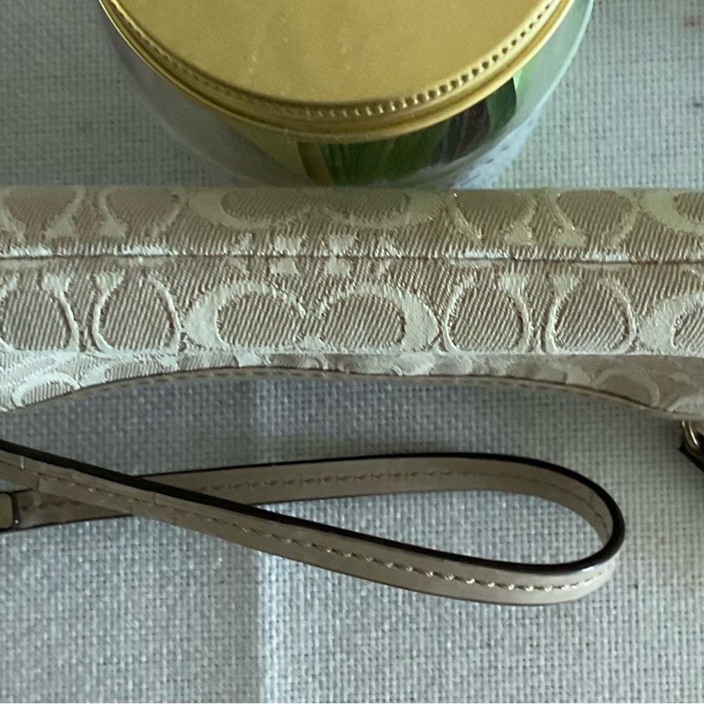COACH wristlet EUC 2 zip pockets zippers work great cute for night out. $12 - Picture 8 of 11